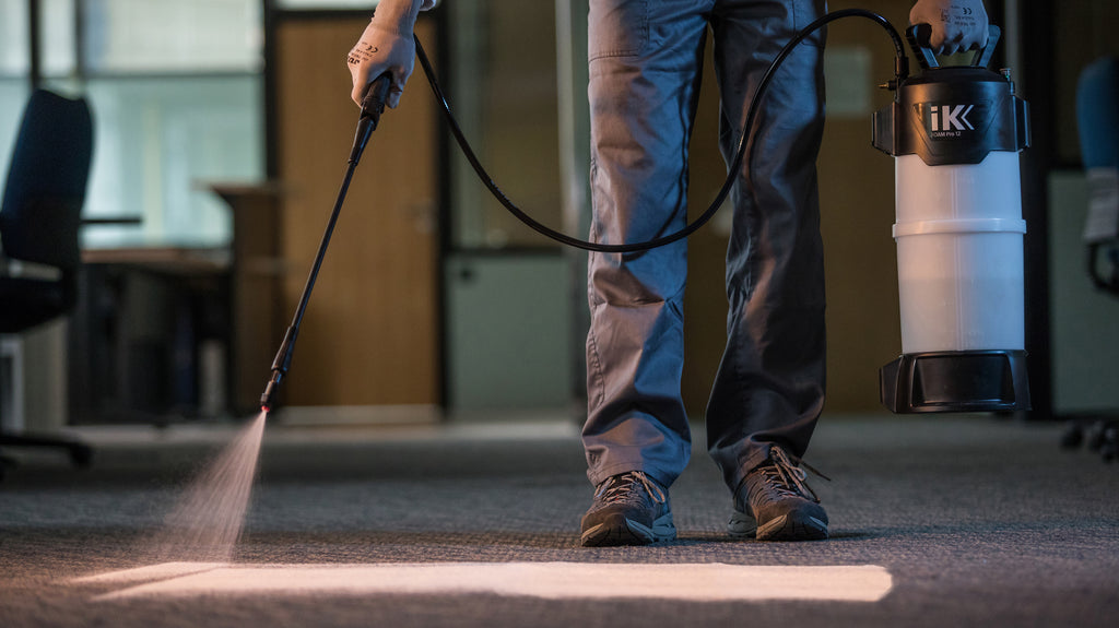 Pulverizador de espuma con conexión de llenado por aire comprimido